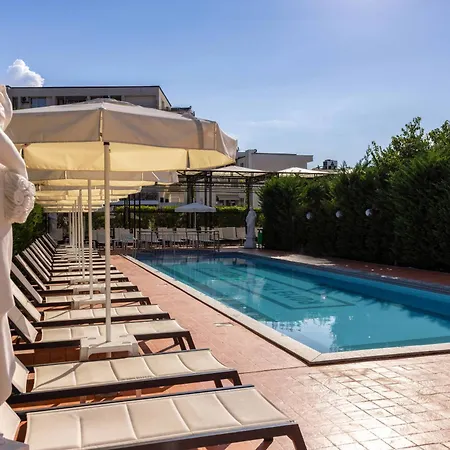Rome Palace Deluxe Готель 4*
