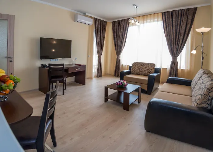 Rome Palace Deluxe 酒店 阳光海滩